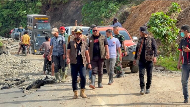 Bupati Al-Farlaky Hadapi Ekstrem Longsor, Tembus Pedalaman Lokop Antar Bantuan Warga