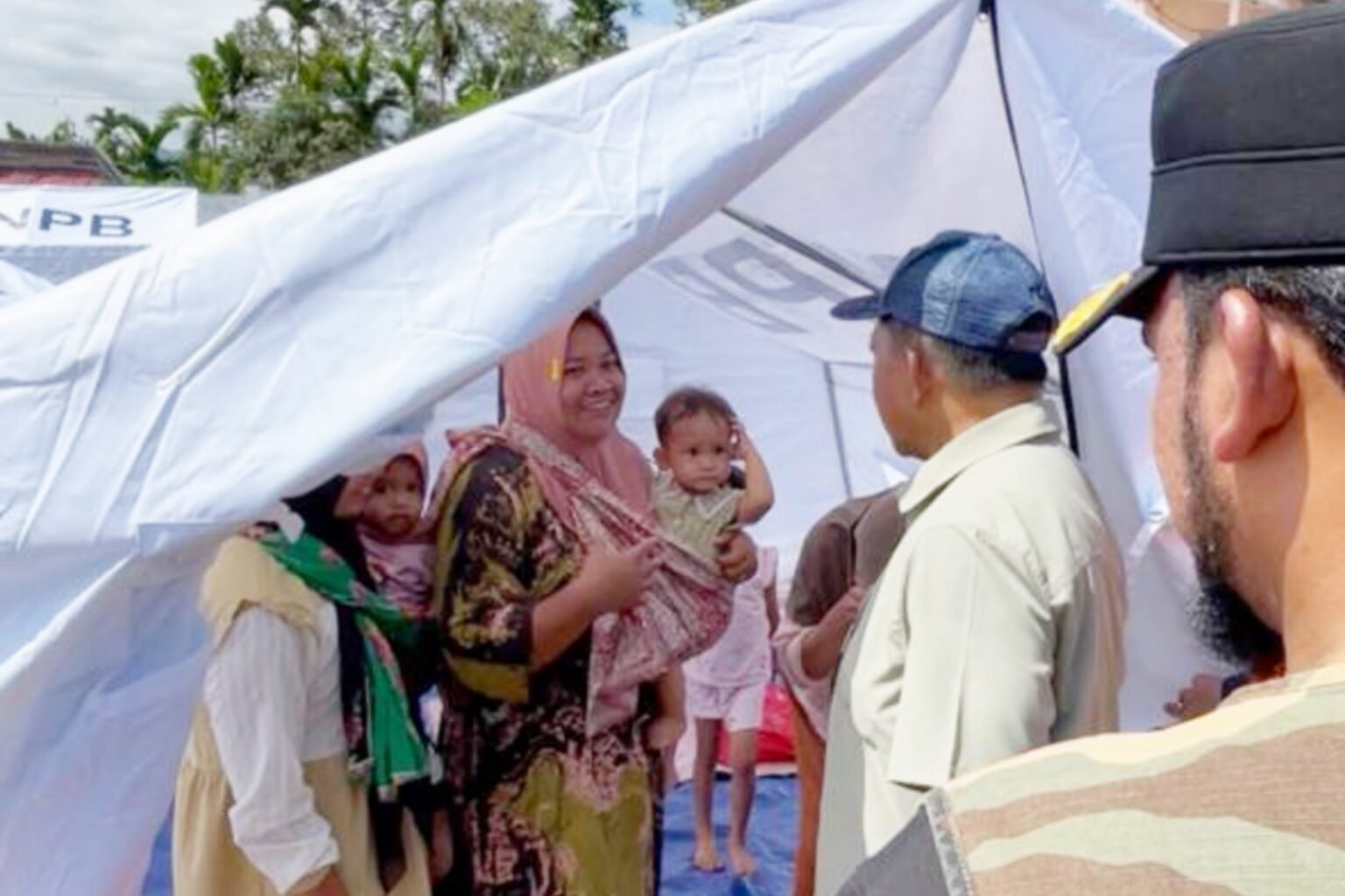 Bupati Aceh Timur Bawa Mendagri Tito Karnavian ke Tenda Pengungsi Banjir Aceh Timur