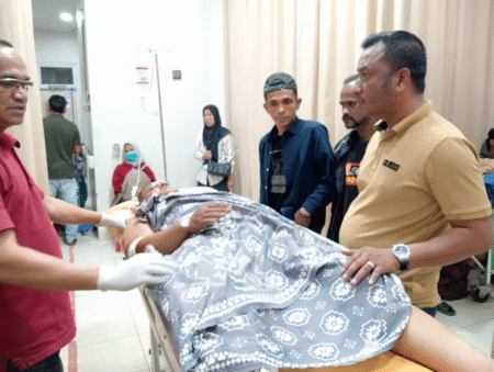 Wakil Ketua DPRK dan Ketua Fraksi PKB Jenguk Korban Kecelakaan Pengantar Bantuan di Langkahan