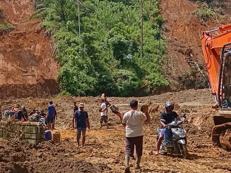 Gotong Royong Membuka Timbunan Longsor di Jalan Peunaron Aceh Timur