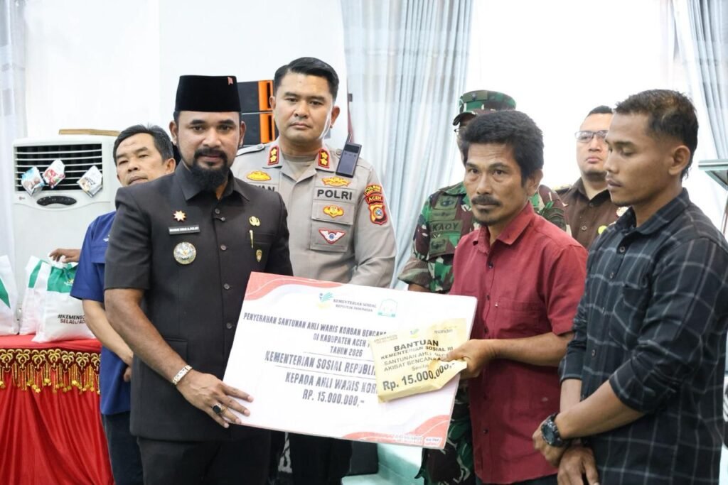 Bupati Al-Farlaky Serahkan Santunan Kepada Ahli Waris Korban Banjir dan Longsor: “Kita Harus Bangkit Bersama”