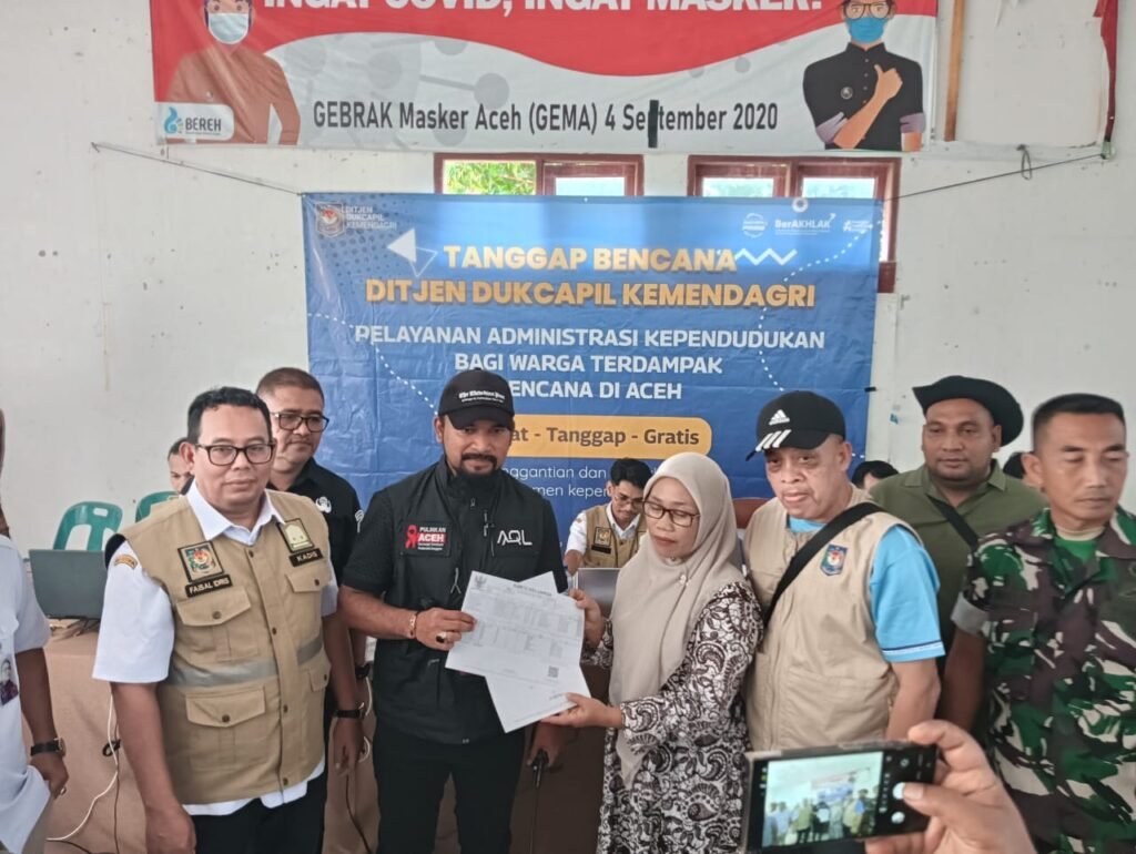 Bupati Al-Farlaky Pantau Perekaman Adminduk Warga Terdampak Bencana di Rantau Peureulak