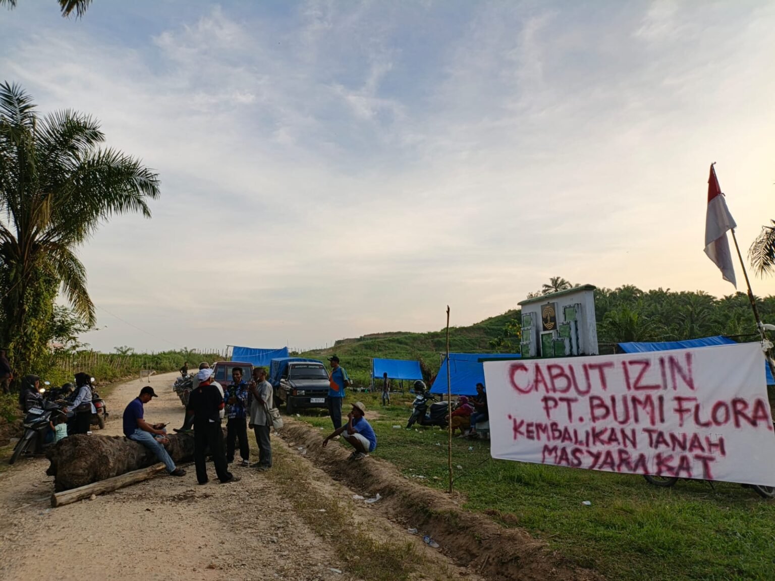 Perkara Belum Tuntas, Seratusan Warga Idi Tunong Kembali Blokir Akses Kebun PT Bumi Flora