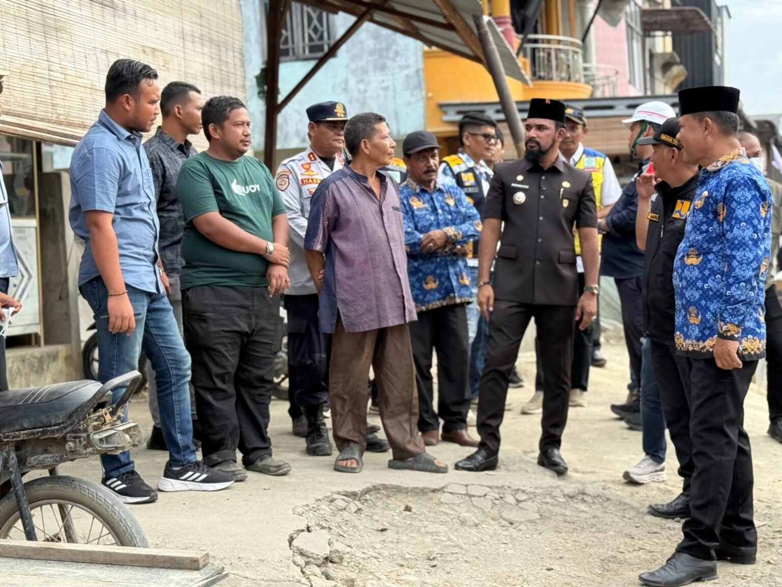 Jembatan Peureulak Kembali Beroperasi, Bupati Al-Farlaky Juga Janji Aspal Jalan Kota Peureulak