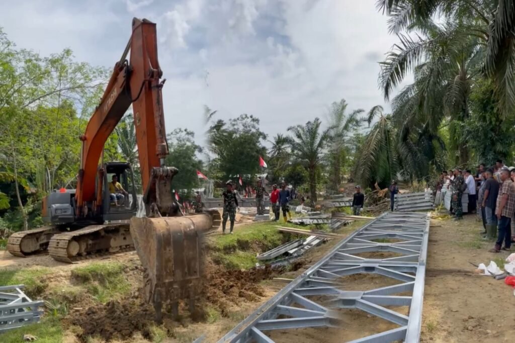 Bupati Alfarlaky Resmikan Jembatan Beile di Aceh Timur