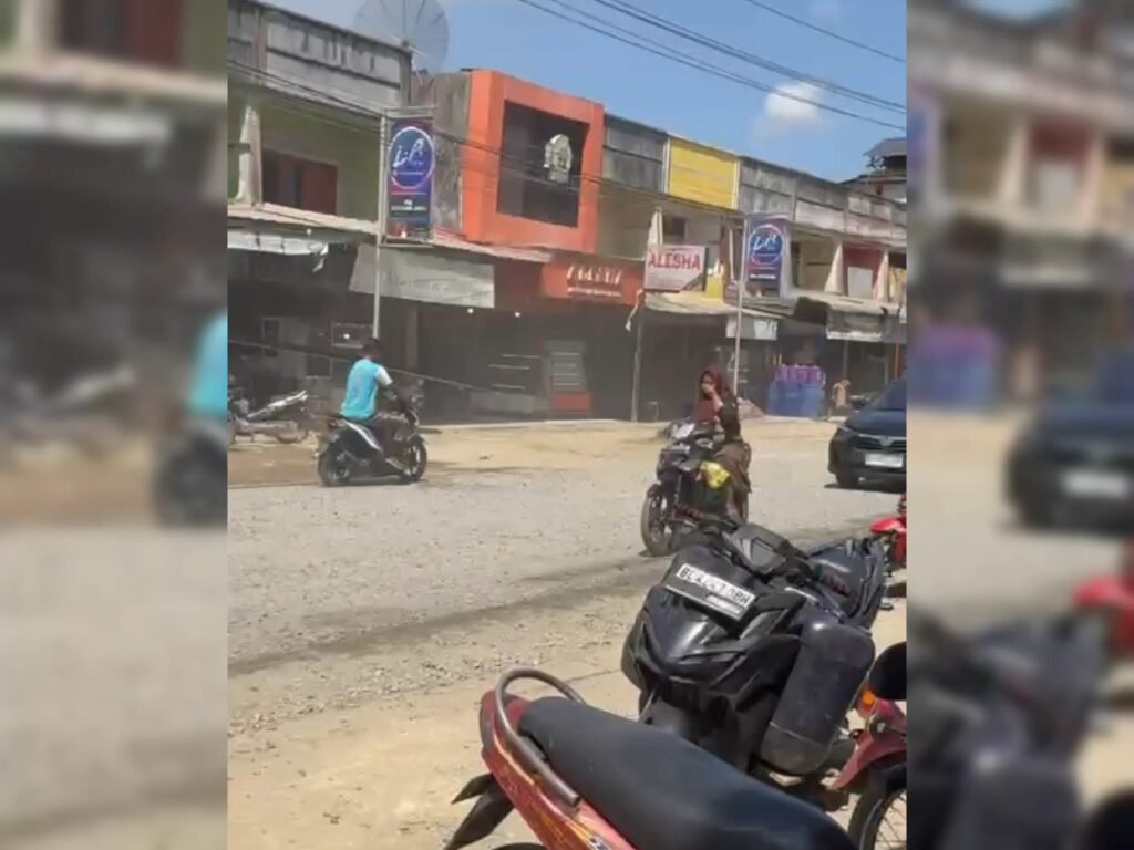 Warga Desak Pemerintah Perbaiki Jalan Berdebu di Lintas Nasional Desa Lhok Dalam