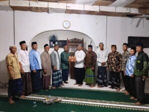 Alfarlaky Serahkan 100 Mushaf Alquran Untuk Masjid Terdampak Banjir