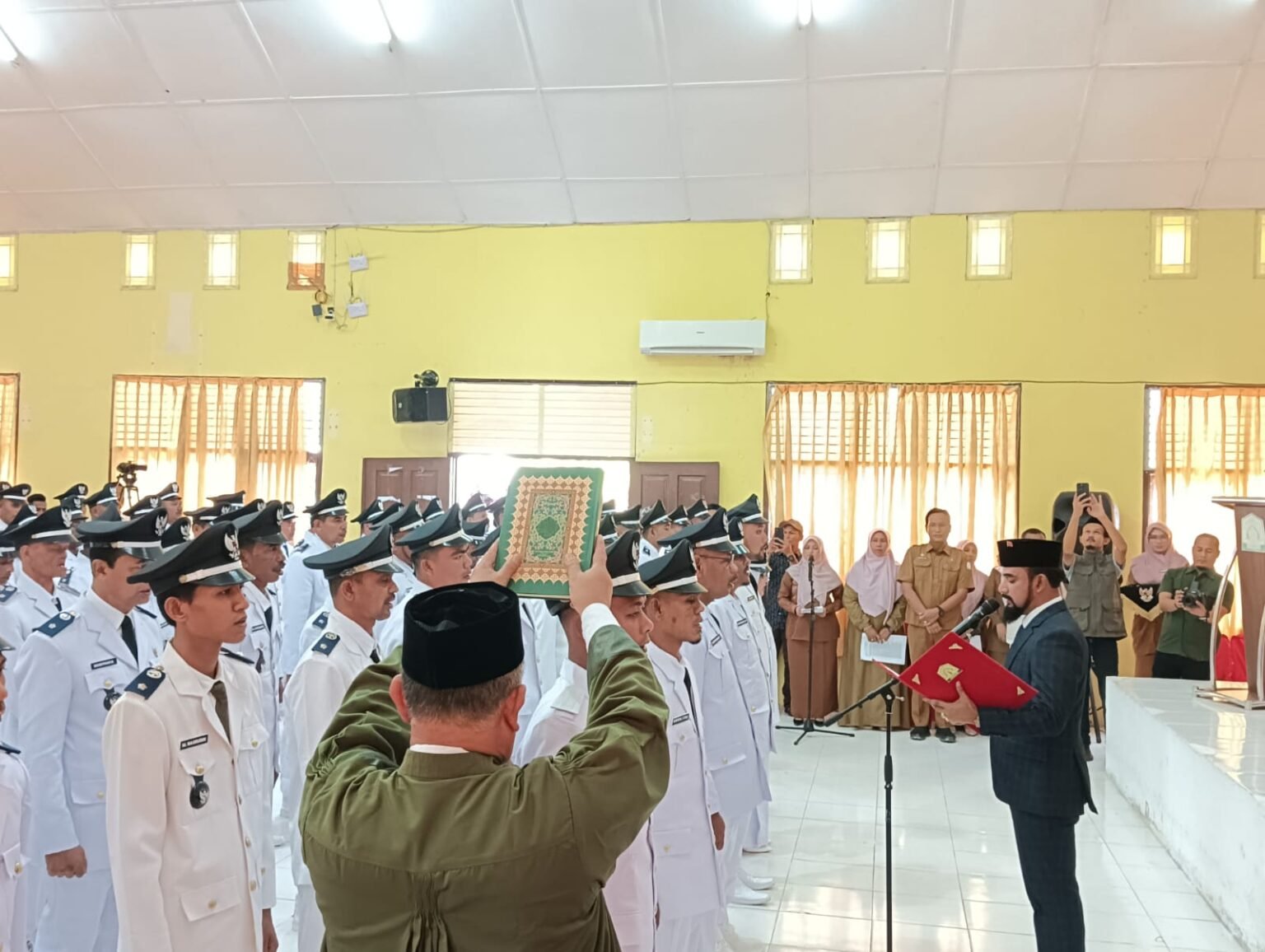 Bupati Aceh Timur Lantik 106 Geuchik, Satu Perempuan Pertama dalam Sejarah