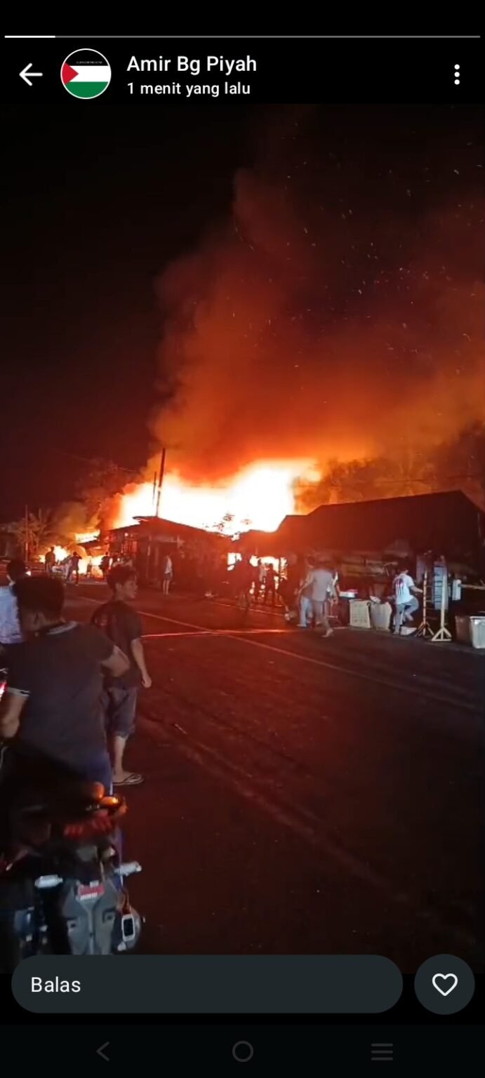 BREAKING NEWS: Rumah Warga di Pinggir Jalan Medan-Banda Aceh di Idi Cut Ludes Terbakar