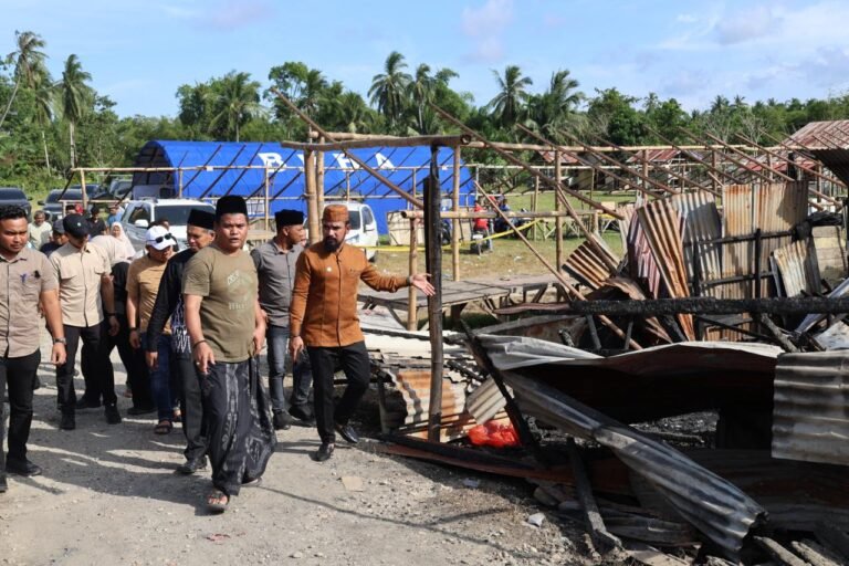 Korban Kebakaran Idi Cut dan Rumah Korban Tertimpa Pohon Terima Bantuan Pemerintah Aceh Timur
