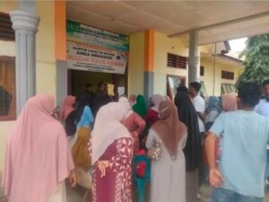 Ratusan Emak-Emak Gampong Jawa Geruduk Pendopo Bupati dan Kantor Camat, Menuntut Kejelasan Data Korban Banjir