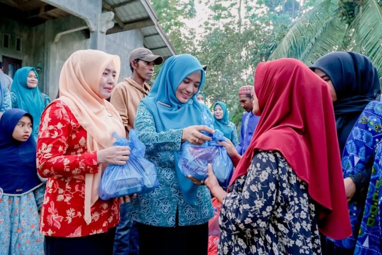 Erni Handayani Zainal dan BKMT Aceh Timur Berbagi Takjil untuk Korban Banjir di Huntara