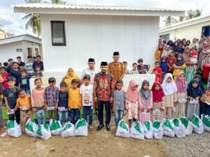 Bupati Al-Farlaky Santuni Anak Yatim di Blang Nie, Lanjut Tinjau Huntara
