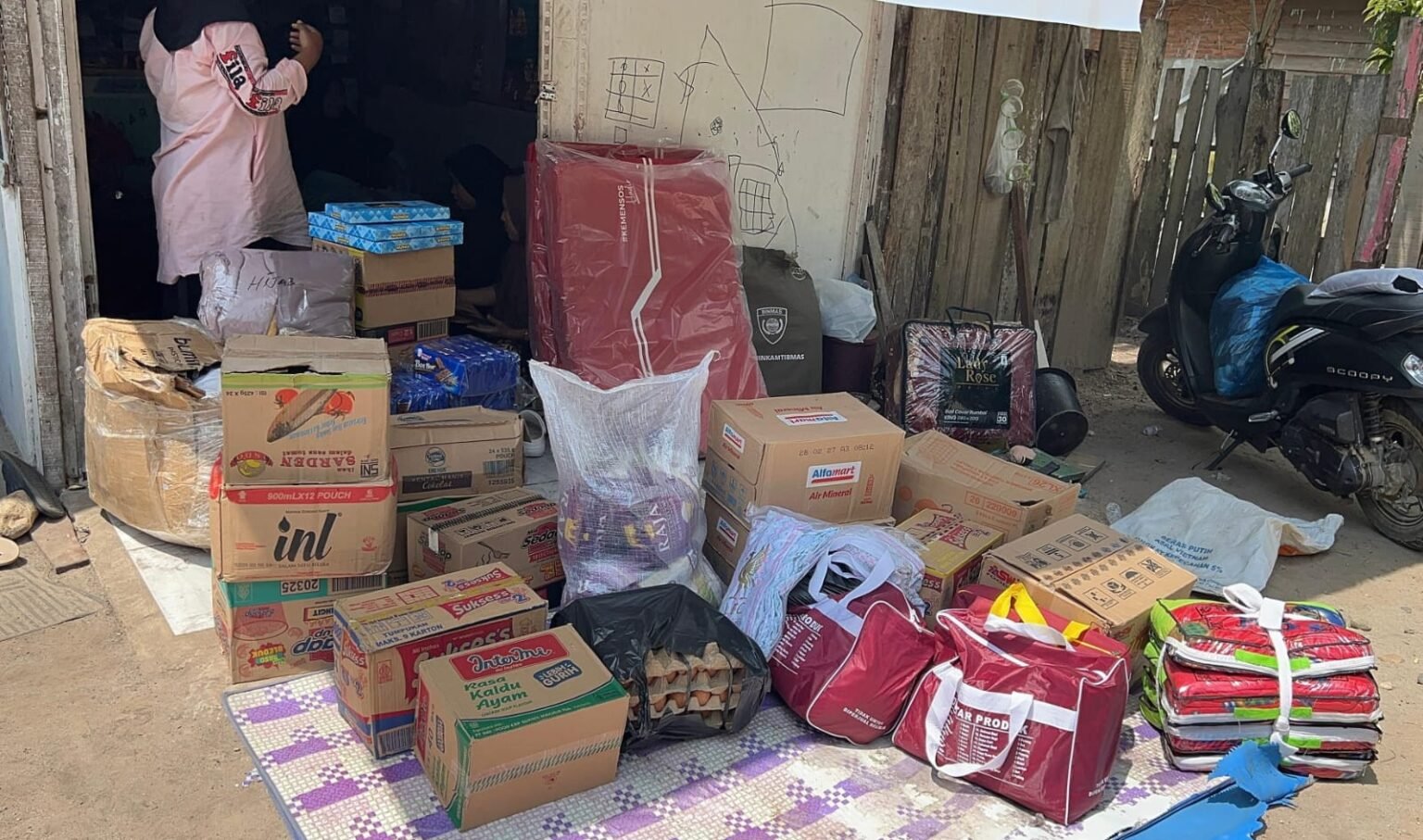 Pemkab Aceh Timur Salurkan Bantuan Masa Panik kepada Korban Kebakaran di Birem Bayeun