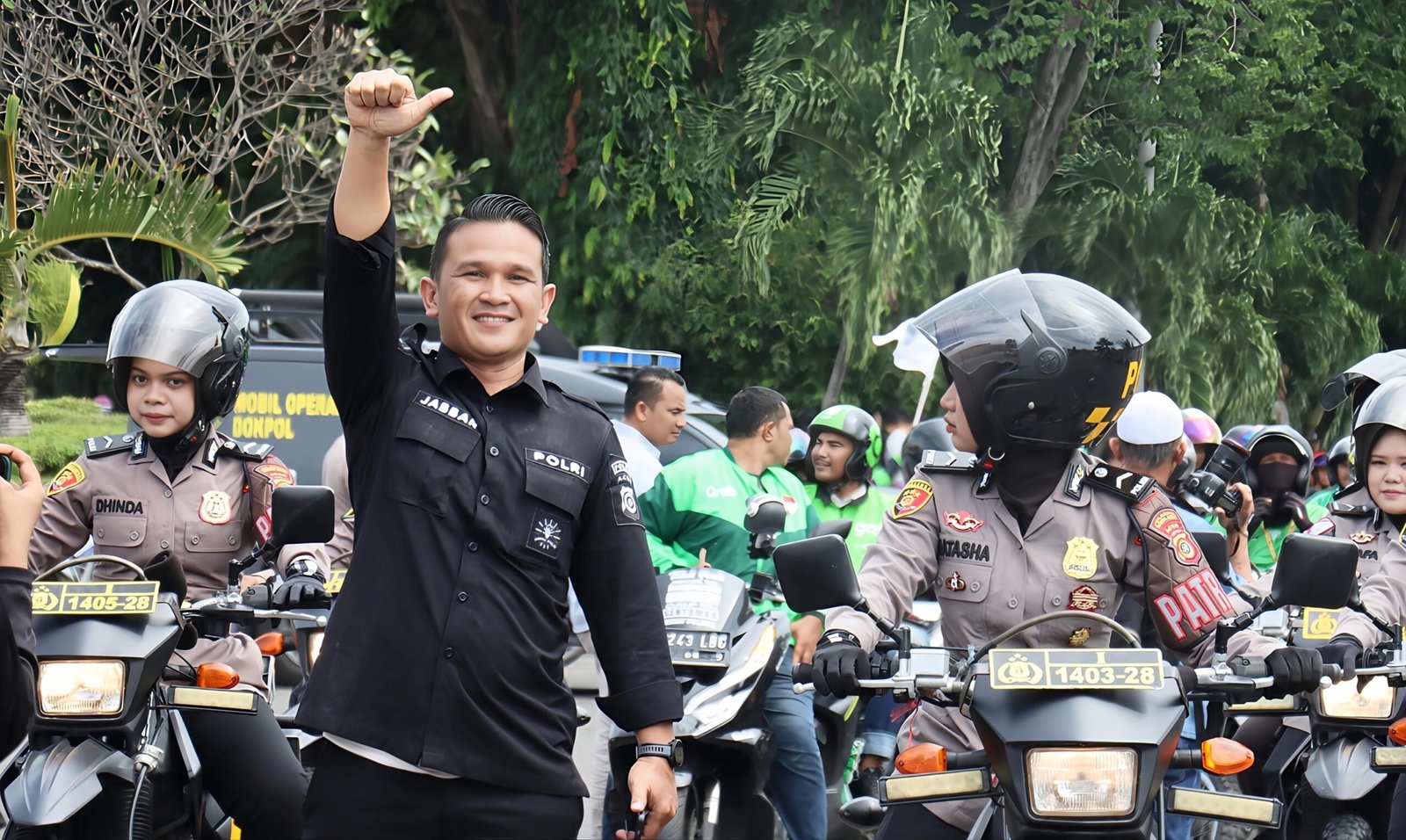 Melirik Sisi Humanis Polri di Balik Barisan Pengamanan Unjuk Rasa