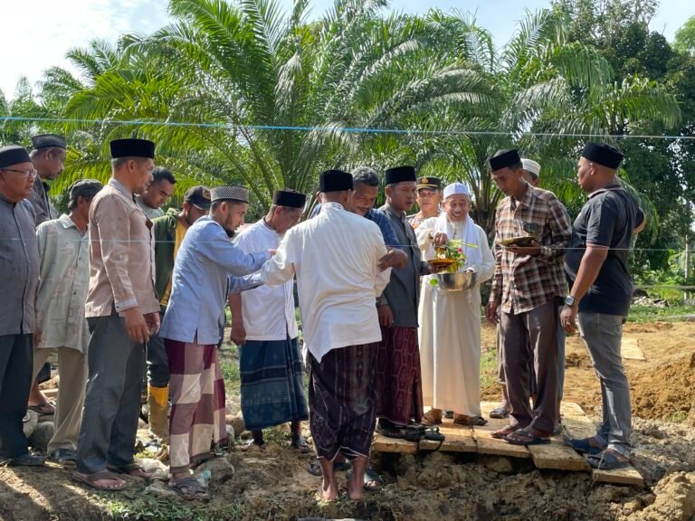 Abu Keude Dua Letakkan Batu Pertama Masjid Baiturrahmah Habib Ahmad Al Idrul di Idi Timur: Wakaf Ulama, Amal Jariyah untuk Umat