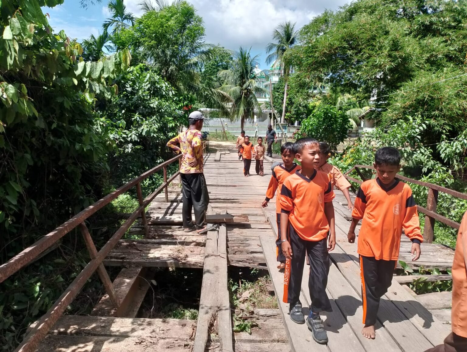Jembatan Jambo Lubok Memprihatinkan, Warga Minta Pemkab Aceh Timur Segera Lakukan Perbaikan