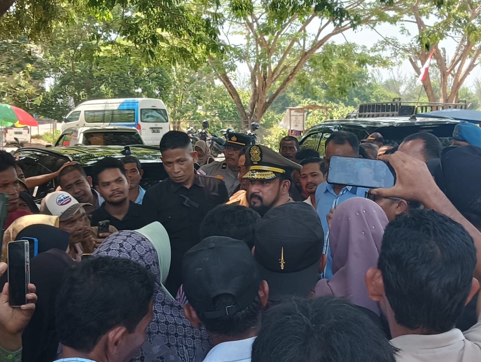 Warga Tanya Bantuan Banjir, Bupati Al-Farlaky Jelaskan Langsung di Halaman Kantor Pemkab