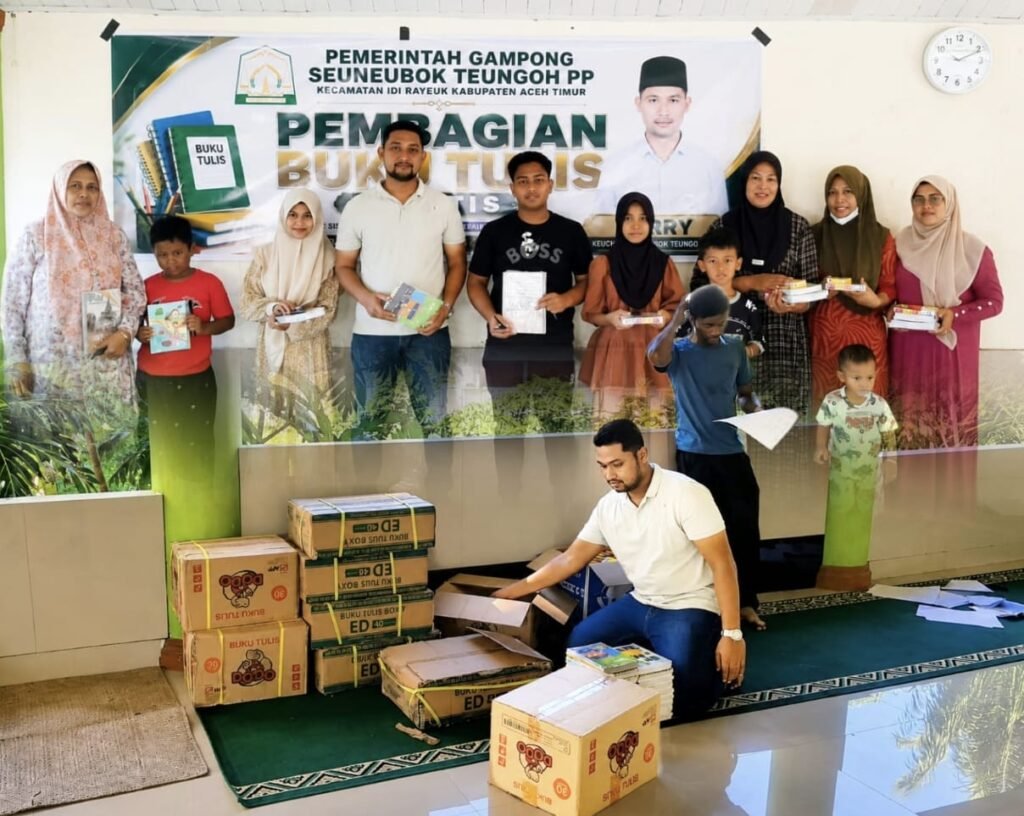 Sambut Tahun Ajaran Baru, Pemerintah Gampong Seuneubok Teungoh PP Bagikan Buku Tulis Gratis untuk Anak-anak