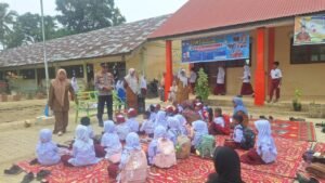 Gerakan Kemanusiaan! Polsek Langkahan Bantu Seragam dan Alat Tulis Siswa Terdampak Banjir