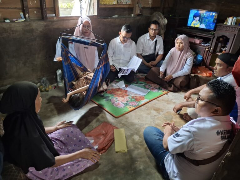 Dinas Sosial da PKH Atas Perintah Bupati Kunjungi Firly, Anak 10 Tahun Penderita Asd Di Peureulak