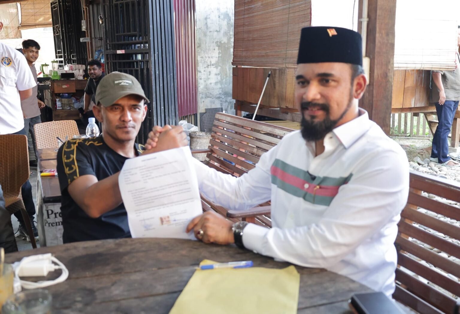 Dun Blanda Akhirnya Saling Jabat Tangan Dengan Bupati Aceh Timur