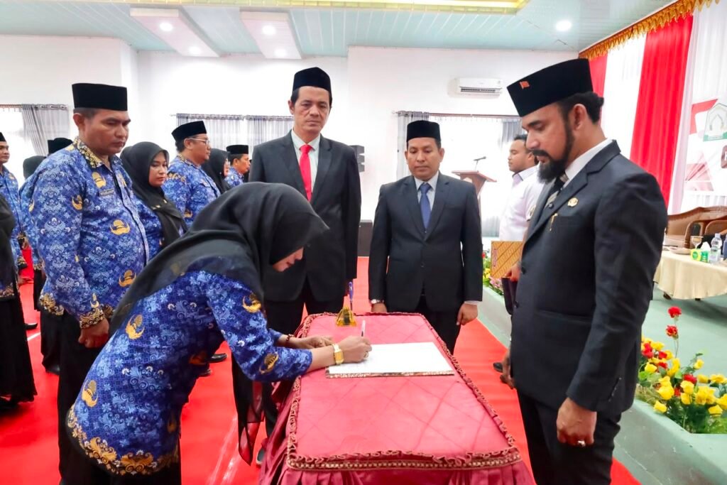 Lantik 21 Kasek dan 8 Kapus, Bupati Al-Farlaky: “6 Bulan ke Depan Adalah Masa Ujian”