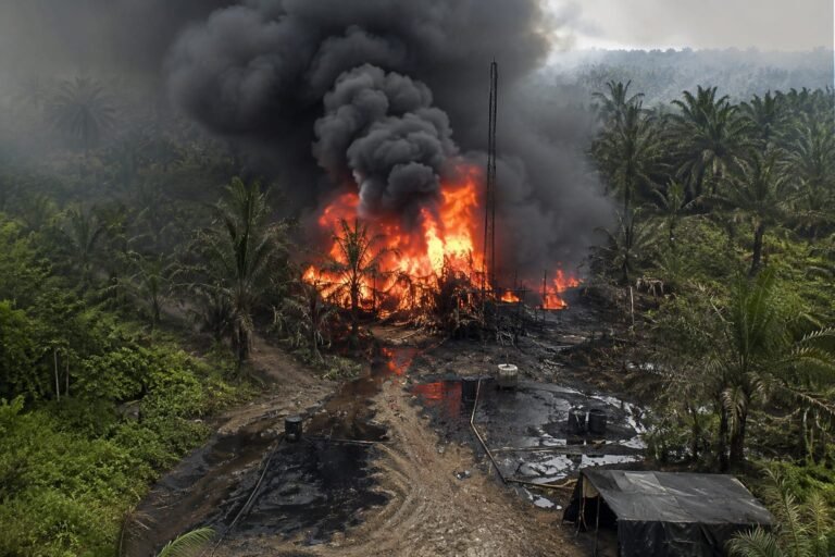 Sumur Minyak Ilegal di Aceh Timur Terbakar, Asap Hitam Membumbung Tinggi