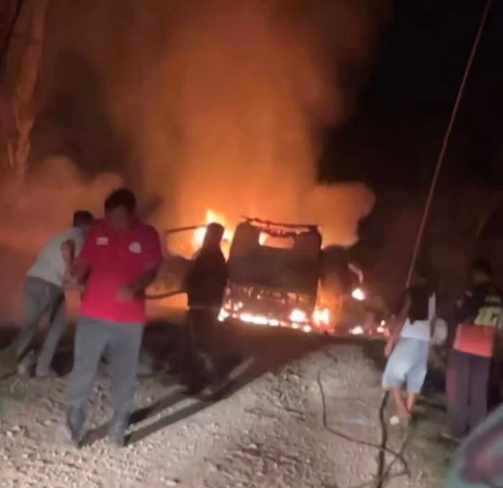 Video: Detik-Detik Truk Colt Diesel Dilalap Api di Peudawa; Warga Panik, Polisi Selidiki Penyebab