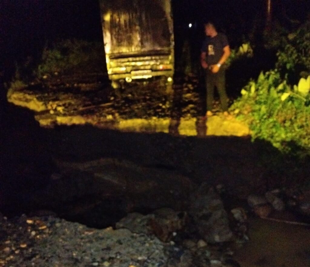 Jalan Peureulak-lokop Putus Akibat Longsor Di Desa Nalon Aceh Timur