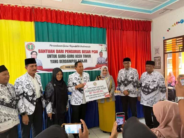 Bunda Guru PGRI Aceh Timur Salurkan Bantuan Untuk 309 Guru Korban Banjir di Peureulak