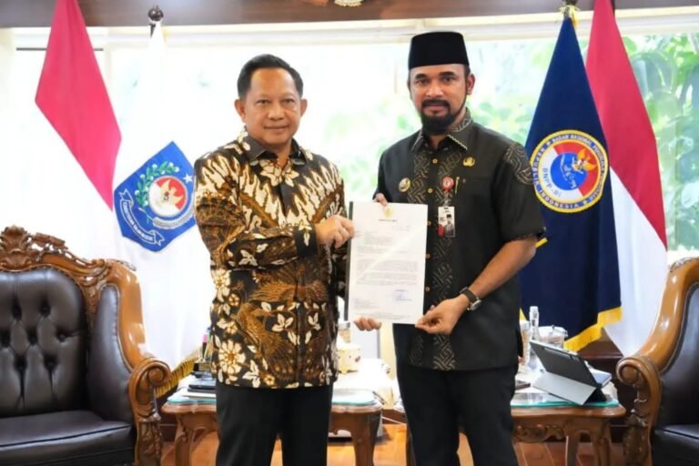 Bertemu Ketua Satgas Banjir, Bupati Al-Farlaky Minta Percepatan Dana Stimulan RR/RS