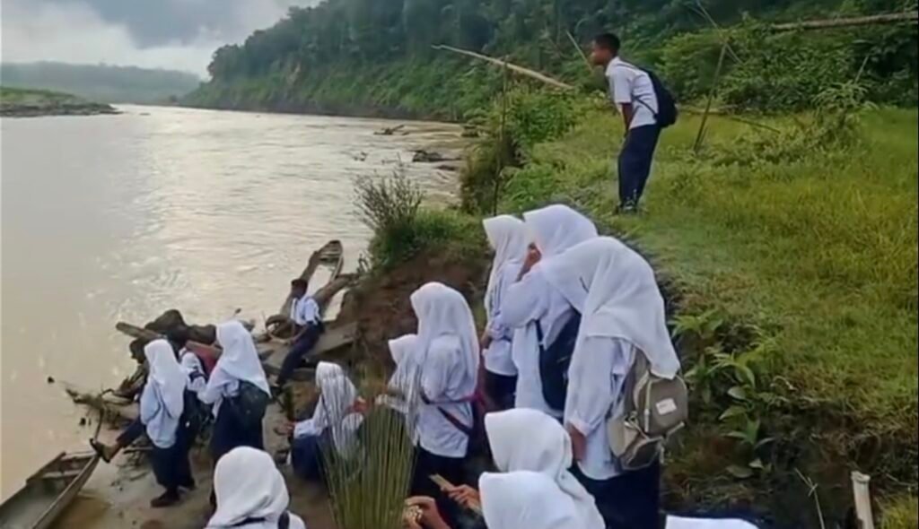 VIDEO VIRAL: Warga Desa Melidi Aceh Timur Masih Seberangi Sungai Karena Jembatan Mangkrak
