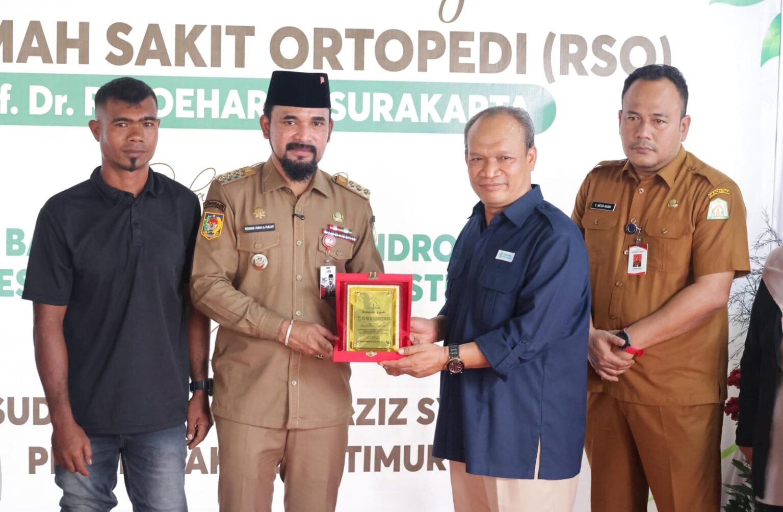 Harapan Baru Pascabanjir: Al-Farlaky Terima Bantuan Alat Kesehatan dari RS Ortopedi Soeharso