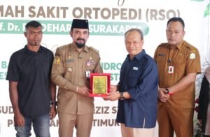 Harapan Baru Pascabanjir: Al-Farlaky Terima Bantuan Alat Kesehatan dari RS Ortopedi Soeharso