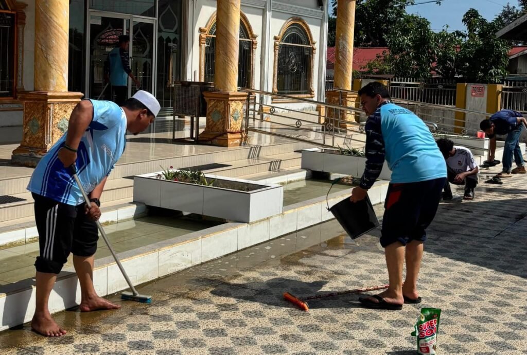 Milad BKPRMI Ke-49, Puluhan Kader Lakukan Bersih-Bersih Masjid