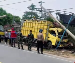 Mobil Hantam Tiang Listrik dan Teras Rumah di Pasir Putih Perlak, Sopir Diduga Mengantuk