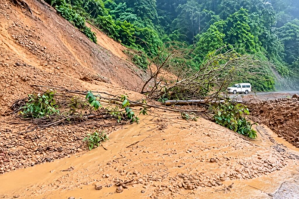 Longsor Tutup Jalan Peureulak-Lokop di Bukit Mancang, Ambulans Bawa Pasien Rujukan Terpaksa Putar Balik