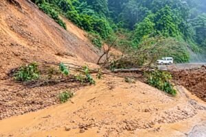 Longsor Tutup Jalan Peureulak-Lokop di Bukit Mancang, Ambulans Bawa Pasien Rujukan Terpaksa Putar Balik