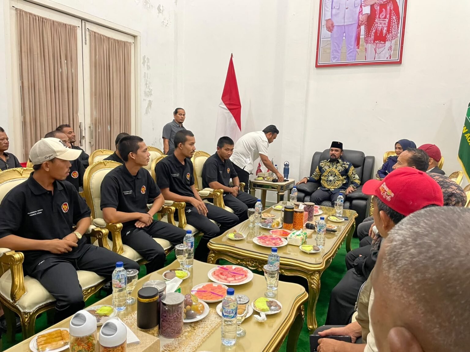 Haru! Dipeluk Bupati Al-Farlaky, 13 Nelayan Aceh Timur yang 7 Bulan Ditahan di Thailand Akhirnya Pulang