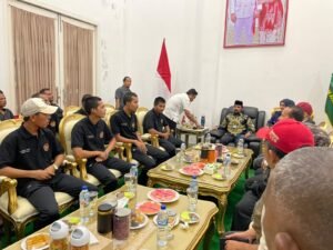 Haru! Dipeluk Bupati Al-Farlaky, 13 Nelayan Aceh Timur yang 7 Bulan Ditahan di Thailand Akhirnya Pulang