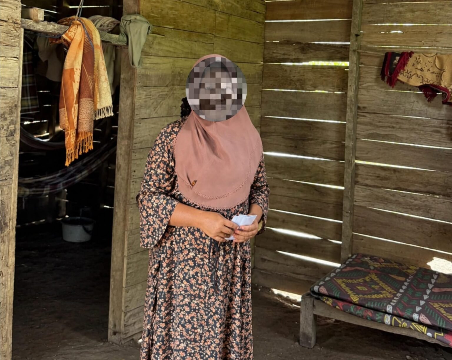 Pilu, Aniati (40) Bertahan di Rumah Lapuk Berlantai Tanah Bersama 2 Anak SD yang Sering Kelaparan – Sakit Kepala Karena Tekanan Hidup