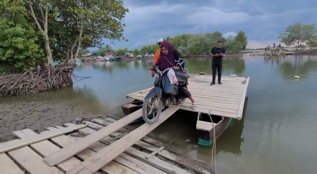 4 Tahun Jembatan Lhee – Naleung Julok Ambruk Tak Kunjung Dibangun, Warga Julok Aceh Timur Terpaksa Naik Rakit Bayar Rp5.000
