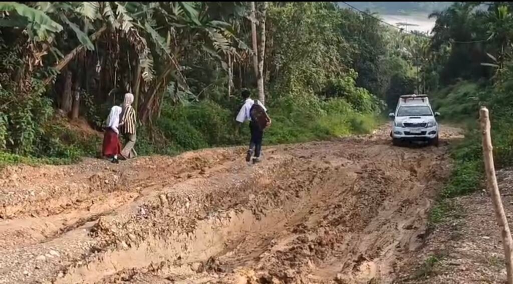 Jalan Simpang Jernih – Aceh Tamiang Rusak Parah, Ambulans Tersangkut di Kubangan Lumpur