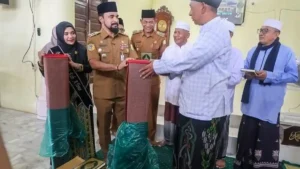 Peduli Dayah Korban Banjir, Bupati Aceh Timur Salurkan Bantuan Kitab ke 39 Dayah