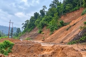 Longsor Kembali Timbun Jalan Peureulak-Lokop di Gunung Mancang, Akses Lumpuh Total