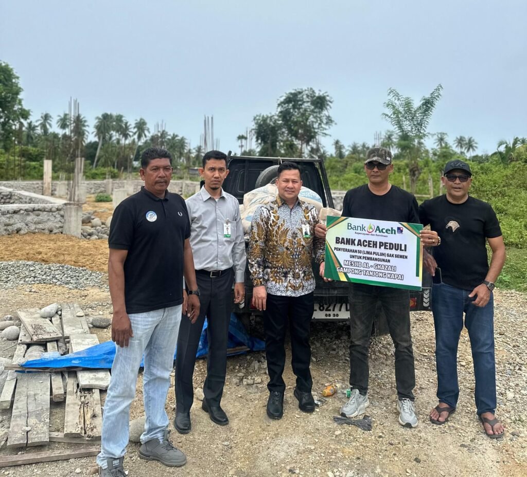 Bank Aceh Cabang Idi Salurkan 50 Sak Semen untuk Pembangunan Masjid Al-Ghazali