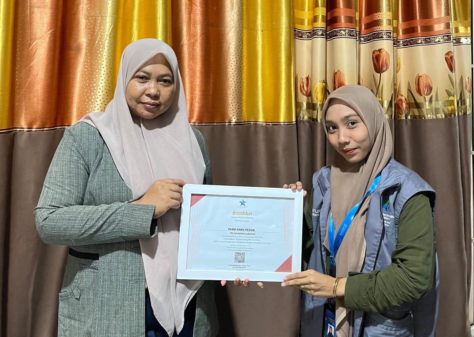 Relima Perpustakaan Nasional Serahkan Sertifikat Mitra kepada PKBM Anak Pesisir dan TBM Rumoh Literasi Gemilang di Aceh Timur