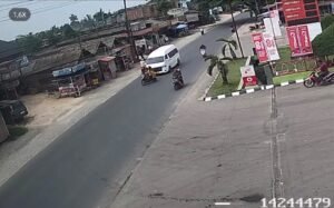 Detik-Detik Kecelakaan Mengerikan Pemotor vs Mobil Hiace di Depan SPBU Kemuneng Peurlak Terekam CCTV