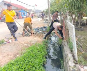 Bukan Cuma Jaga Keamanan, Polsek Idi Rayeuk Turun Parit: Wujudkan Green Policing di Gampong Jawa